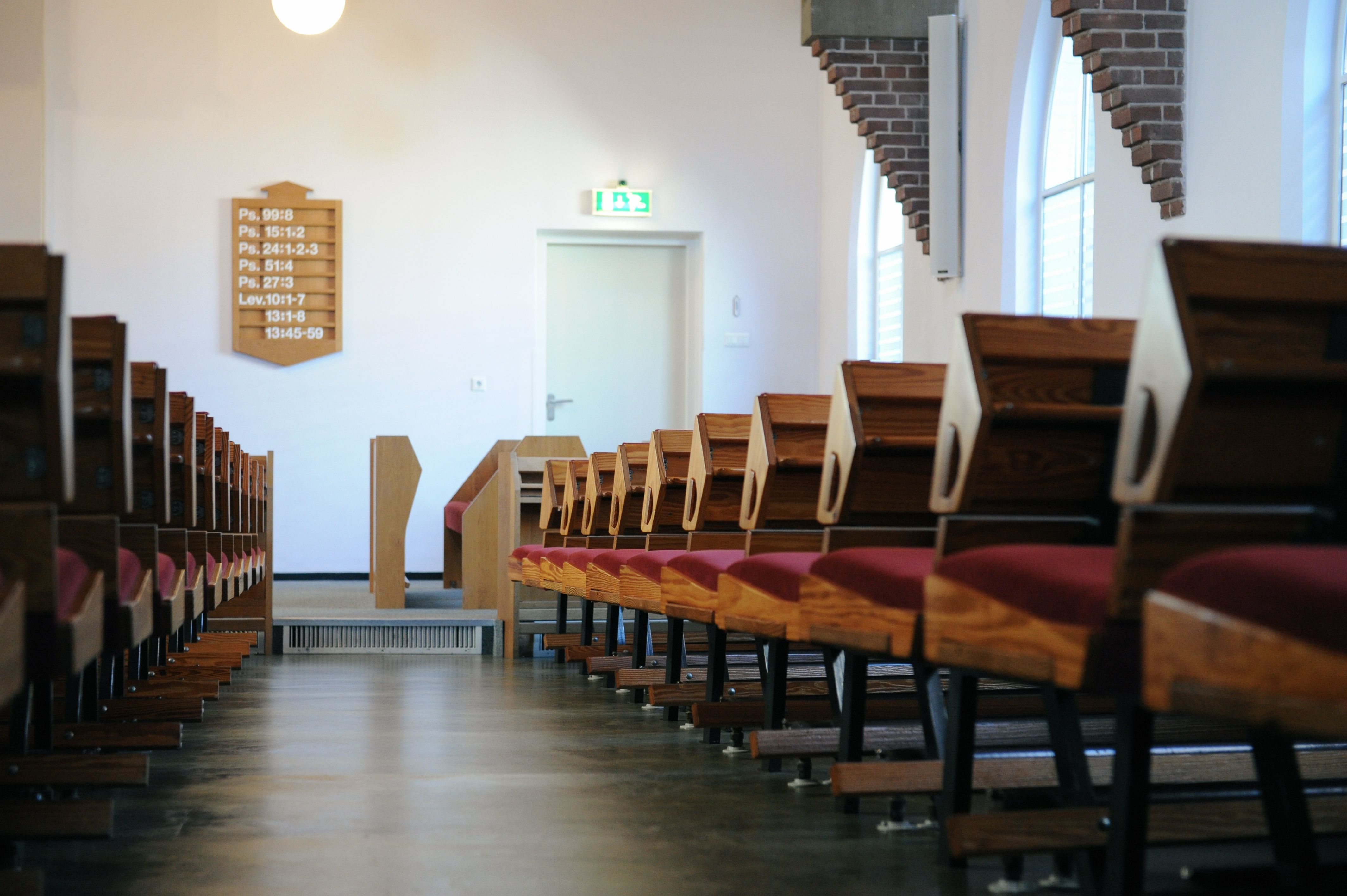 Het kerkgebouw van buiten